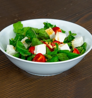 PEYNİRLİ SALATA