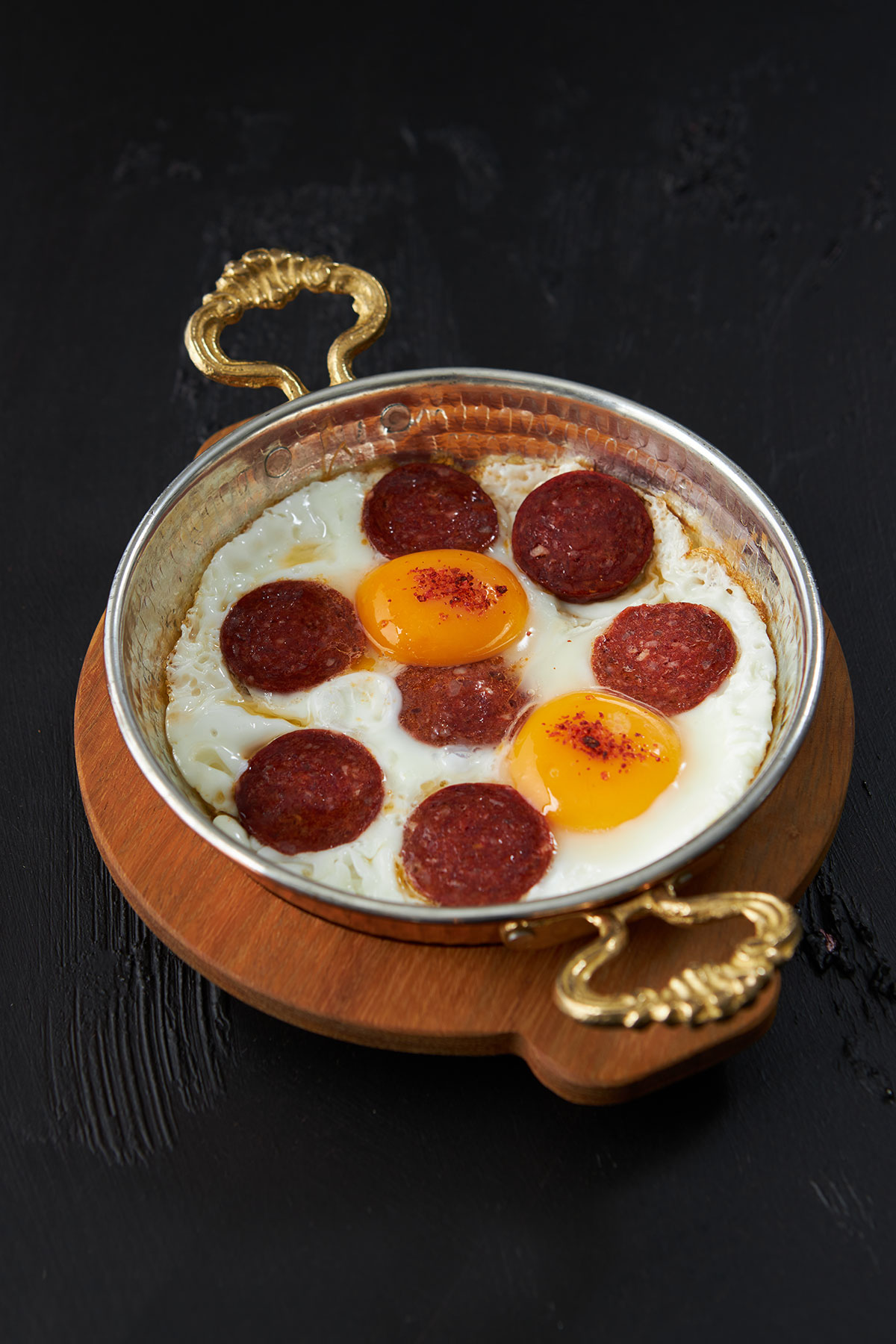 SUCUKLU SAHANDA YUMURTA