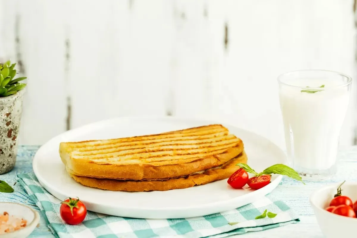 Ayvalık Ekmeğine Kaşarlı Tost